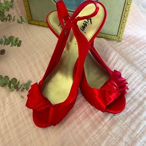 FIONI RED SATIN HEELS!